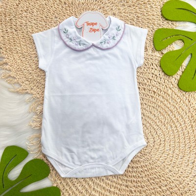Body Branco com Gola Bordada Flores Lilás e Planta Verde - Manga Curta